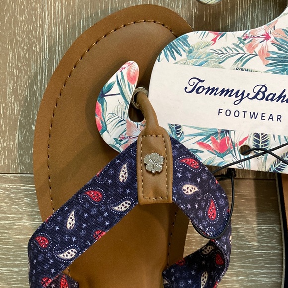 Tommy Bahama Women’s Paisley Flip Flops NWT Size 8 - Picture 2 of 5